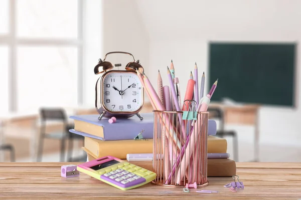 教室の机の上に文房具セットと時計セット — ストック写真