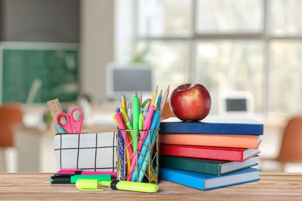 教室のテーブルの上の学校の文房具やリンゴのセット — ストック写真