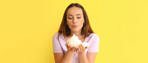 Bella Giovane Donna Con Sapone Spugna Bagno Sfondo Giallo — Foto Stock