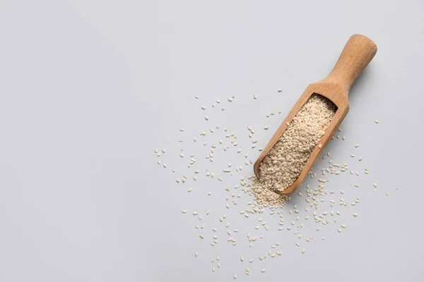 Wooden Scoop Sesame Seeds Light Background — Stock Photo, Image