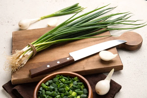 Wooden Board Green Onion Knife Light Background Closeup — Stock Photo, Image