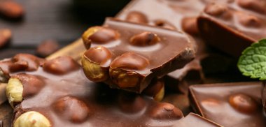 Fındıklı sütlü çikolata parçaları, yakın plan.