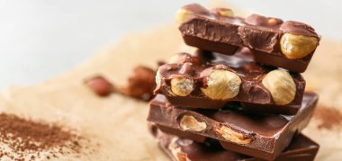 Masada fındıklı lezzetli çikolata parçaları, yakın plan.