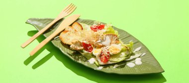 Yeşil arka planda taze Sezar salatası.