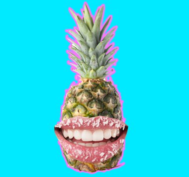 Mavi arka planda pembe dudaklı komik olgun ananas