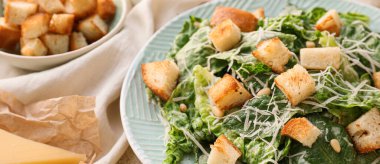 Tabakta lezzetli Sezar salatası, yakın plan.