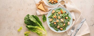 Hafif arka planda lezzetli Sezar salatası ile kompozisyon, üst görünüm