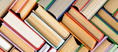 Arkaplan olarak birçok farklı kitap