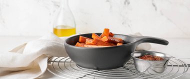 Hafif arka planda kızarmış havuçlu kızartma tavası.