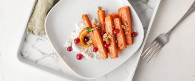 Hafif arka planda havuç salatası tabağı, üst manzara.