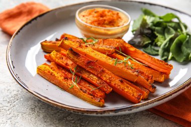 Lezzetli fırınlanmış havuç tabağı.