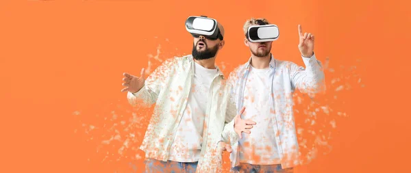 Junge Männer Mit Virtual Reality Brille Auf Orangefarbenem Hintergrund — Stockfoto