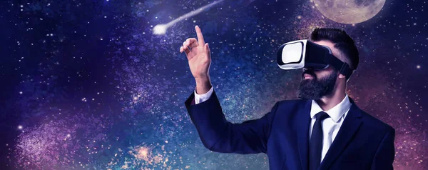 Geschäftsmann Mit Virtual Reality Brille Vor Farbigem Hintergrund Mit Sternen — Stockfoto