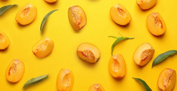 Many Cut Ripe Peaches Yellow Background Pattern Design — Stock Photo, Image