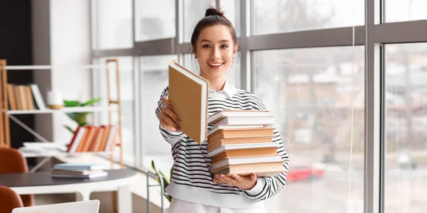 Piękna Studentka Stosem Książek Bibliotece — Zdjęcie stockowe