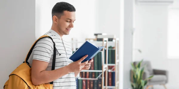 Estudiante Masculino Leyendo Libro Biblioteca —  Fotos de Stock