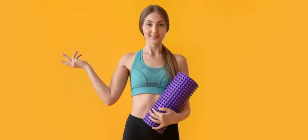 Sporty Young Woman Foam Roller Yellow Background — Stock Photo, Image