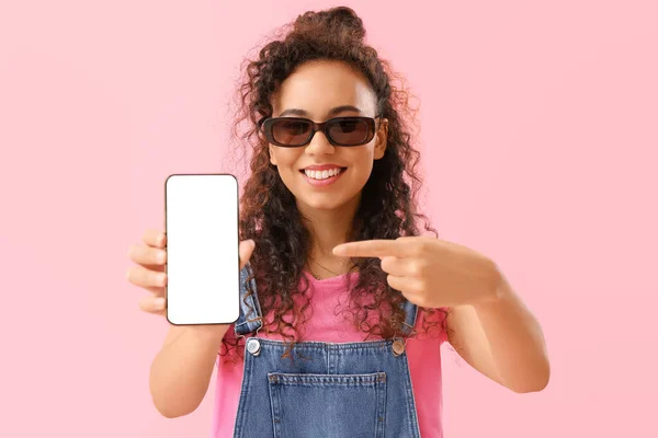 Young African American Woman Pointing Mobile Phone Pink Background — Φωτογραφία Αρχείου