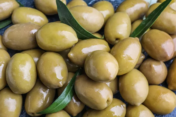 Heap Tasty Green Olives Background Closeup — Stockfoto