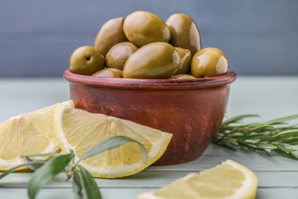 Bowl Green Olives Lemon Slices Light Wooden Table Closeup — Stock Photo, Image