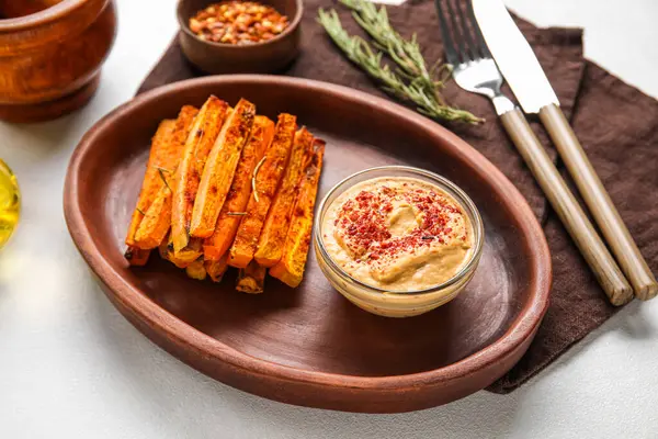 Tabak dolusu lezzetli fırında havuç ve sos.