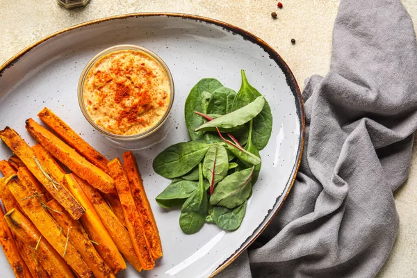 Lezzetli fırında havuç, yeşillik ve sos tabağı.