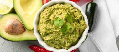 Masanın üstünde nefis guacamole soslu bir kase.