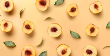 Bej arka planda bir sürü olgun şeftali. Tasarım için desen