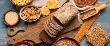 Dilimlenmiş taze ekmek ve farklı renkte ahşap arka plan ürünleri.