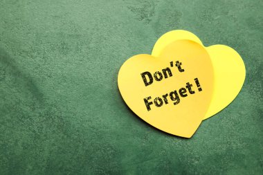 Kalp şeklindeki yapışkan nota yeşil arkaplan eklemeyi unutma