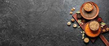 Esmer arkaplanda baharat ve fındıklı farklı çiğ mercimek ve metin için yer var.