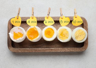 Kaynayan yumurtaların gri arka planda zamanlaması