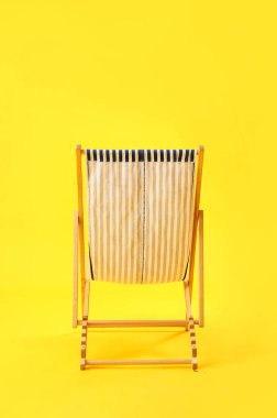 Sarı arka planda ahşap iskemle, arka manzara