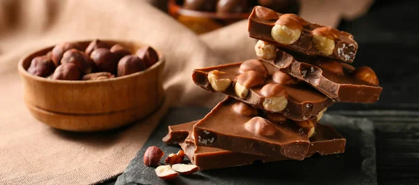 Sladká Čokoláda Lískovými Oříšky Stole — Stock fotografie