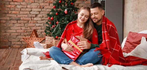 Happy Couple Christmas Gift Home — Stock Photo, Image