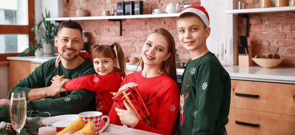 Glad Familj Som Äter Julmiddag Hemma — Stockfoto