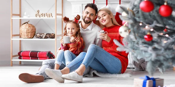 Lycklig Familj Dricker Varm Choklad Hemma Julafton — Stockfoto