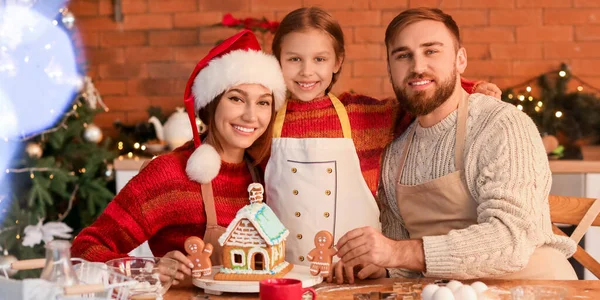 Happy Family Tasty Gingerbread House Kitchen Christmas Eve — Stock Photo, Image