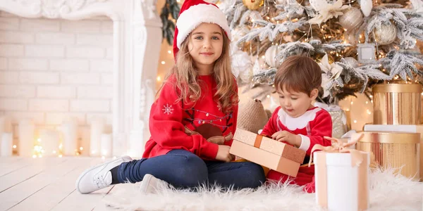 Kleine Kinder Öffnen Weihnachtsgeschenke Hause — Stockfoto