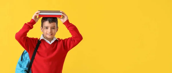 Kleine Schooljongen Met Boeken Gele Achtergrond Met Ruimte Voor Tekst — Stockfoto