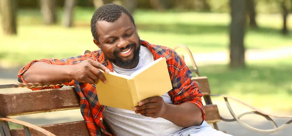 Happy African American Man Reading Book Park — Foto de Stock