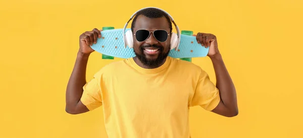 Handsome African American Man Headphones Skateboard Yellow Background — Stock Photo, Image