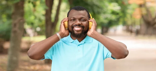 Handsome African American Man Listening Music Park — Stock Photo, Image