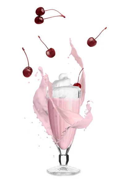 Copo Saboroso Milkshake Cereja Com Salpicos Fundo Branco — Fotografia de Stock
