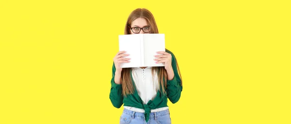 Bella Sorpresa Giovane Donna Con Libro Sfondo Giallo — Foto Stock