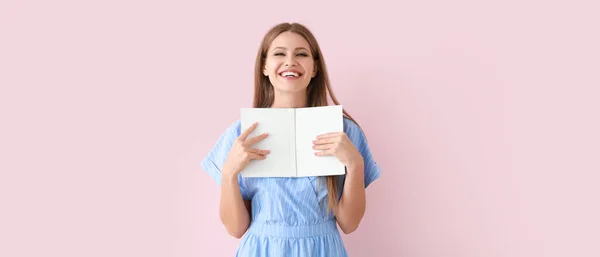 Mulher Bonita Com Livro Sobre Fundo Rosa — Fotografia de Stock