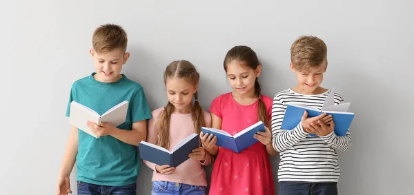 Милі Маленькі Діти Читають Книги Сірому Фоні — стокове фото