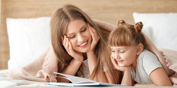 Mooie Jonge Vrouw Haar Dochtertje Lezen Boek Thuis — Stockfoto