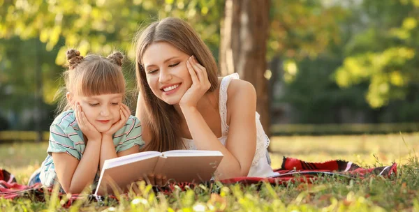 Piękna Młoda Kobieta Jej Córeczka Czytają Książkę Parku — Zdjęcie stockowe