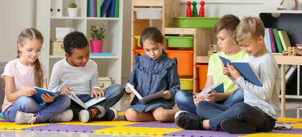 Carino Bambini Che Leggono Libri Sala Giochi — Foto Stock